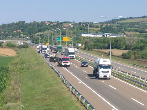 ТЕЖАК УДЕС КОД АЛЕКСИНЦА: У судару комбија и камиона погинула једна особа, другој се боре за живот