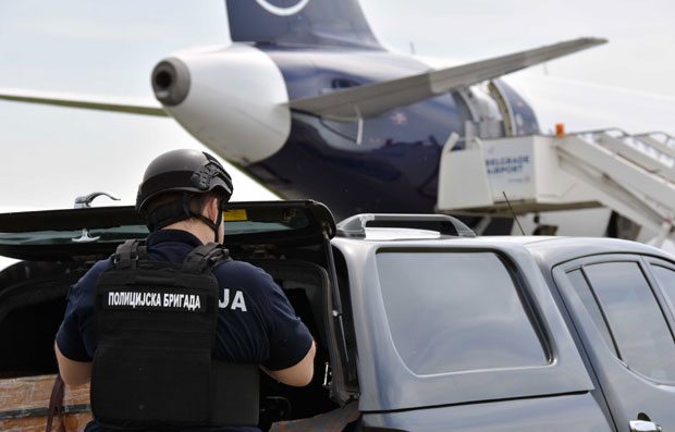 Погледајте како је изгледала полицијска акција на аеродрому Никола Тесла, ухапшен мушкарац због дојаве о бомби  (ФОТО+ВИДЕО)