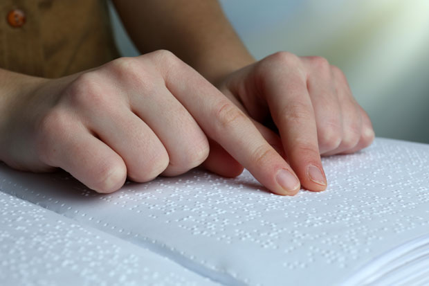 Министар наложио ПИО Фонду да решења штампа и на Брајевом писму