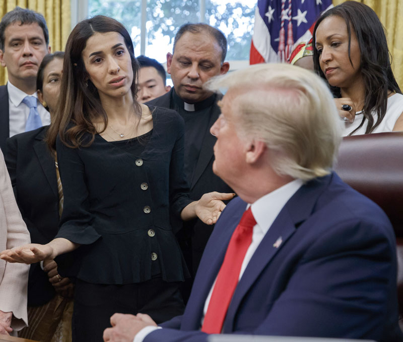 НОВИ ТРАМПОВ ГАФ? Чудна питања Ирачанки док му је причала о погибији породице