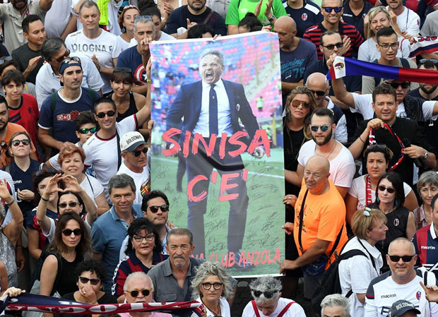 МОЛИТВА ЗА МИХАЈЛОВИЋА: Неколико стотина навијача Болоње се окупило испред цркве Богородице и Светог Луке 