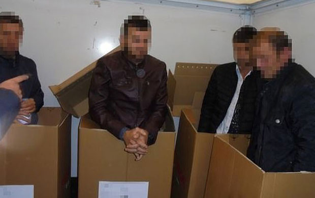 ТРГОВИНА ЉУДИМА: Покушали да прокријумчаре Албанце у картонским кутијама