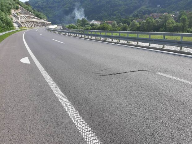 Напрслине на ауто-путу кроз Грделичку клисуру (ФОТО)