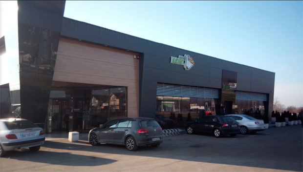 Пробушили зид и украли металну касу