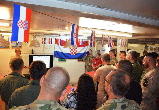 Хрватски војник погинуо у самоубилачком нападу, двојица рањена