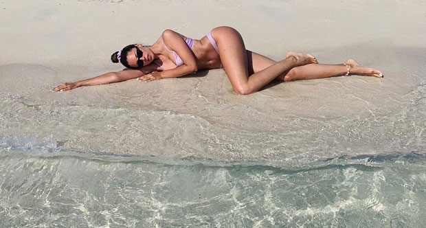 Сара Јо у бикинију на нудистичкој плажи