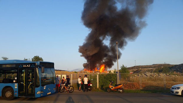 ВЕЛИКИ ПОЖАР У ЗАГРЕБУ: Дим се види из целог града (ВИДЕО)
