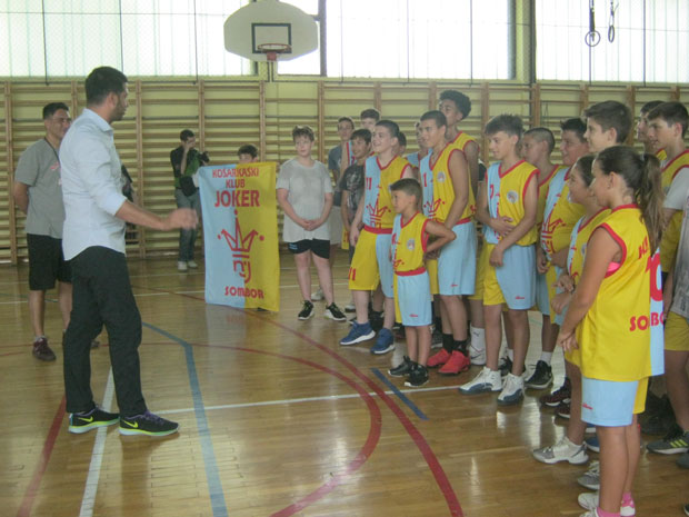 ПОДРШКА ШКОЛСКОМ СПОРТУ: Министар омладине и спорта Вања Удовичић у Сомбору