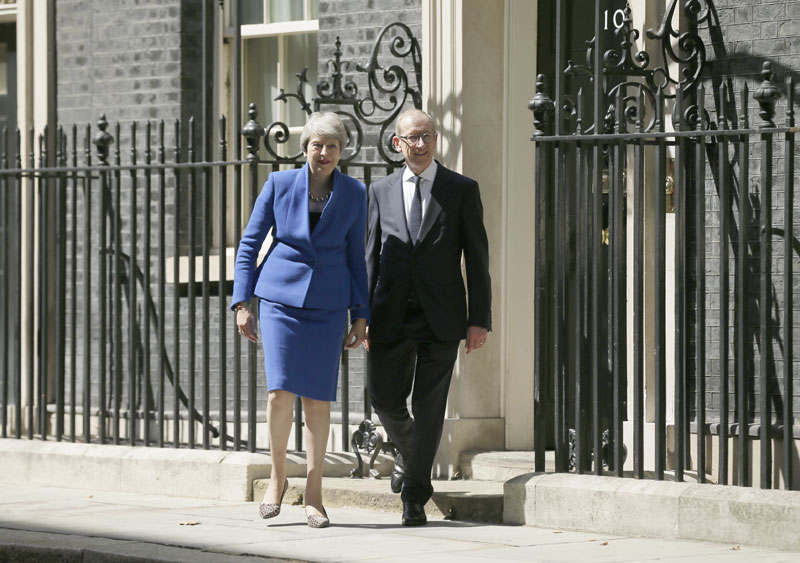 Меј напустила Даунинг стрит да би краљици формално поднела оставку