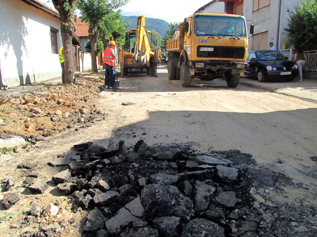 Обнова асфалта у центру Врања 