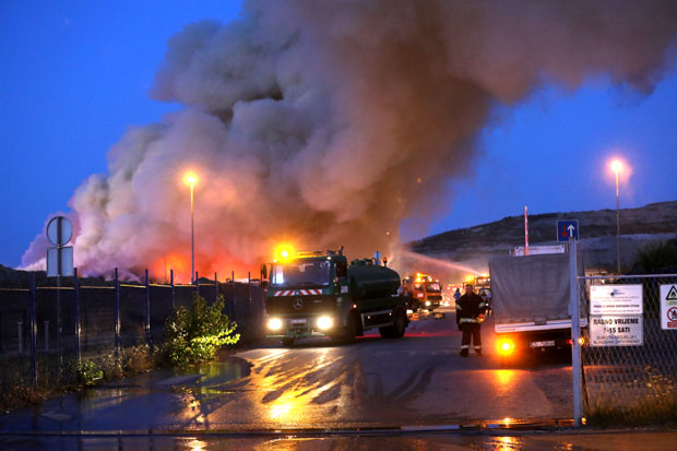 ДРАМА У ЗАГРЕБУ: Ватрогасци целу ноћ гасили пожар (ФОТО)