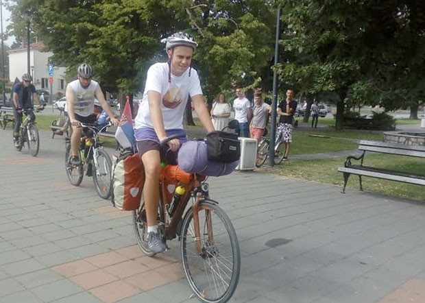 Вози бицикл 8.000 километара како би помогао болесном дечаку