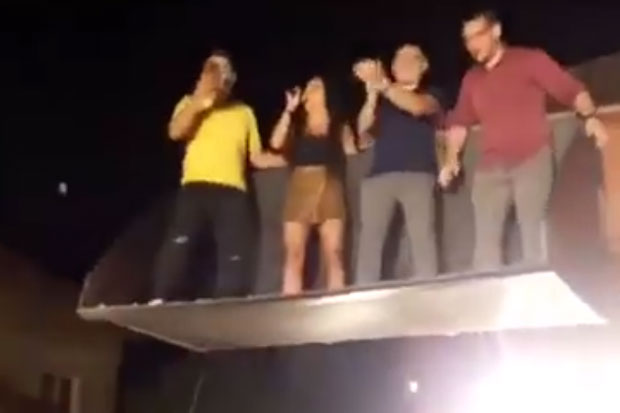 НАПРАВИЛА ХАОС НА ВЕСЕЉУ: Певачица усред песме извукла пиштољ и запуцала, а погледајте шта је урадила кад је пао мрак (ВИДЕО)