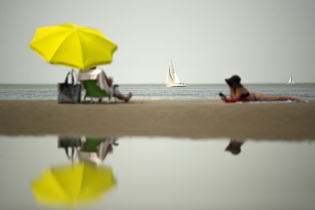 ЕВРОПА ГОРИ, НАЈВРЕЛИЈИ ДАНИ ИКАДА: Жена умрла у Белгији;  Шине се криве и топе