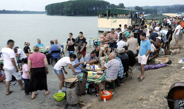 Гроцка: Забава поред Дунава