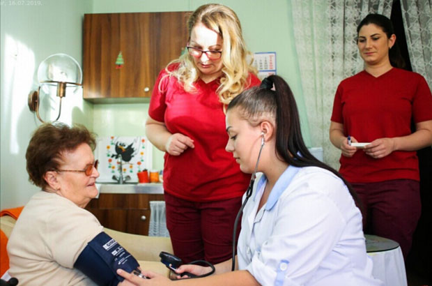 ПОМАЖУ И ЗАРАЂУЈУ: По џепарац у дом за старе