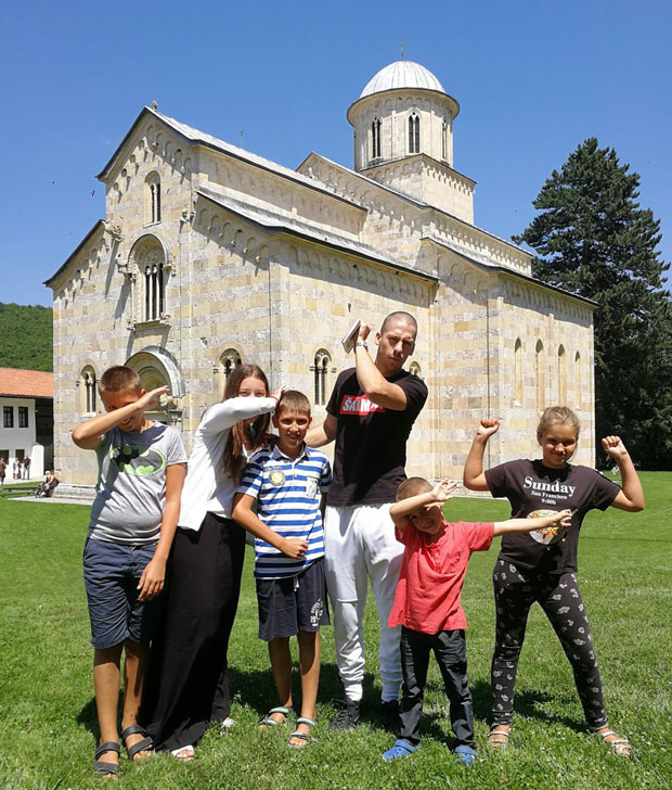 БАКА ПРАСЕ ОБИШАО СВЕТИЊЕ НА КОСОВУ: Познати јутјубер са оцем посетио Грачаницу, Патријаршију и Дечане (ФОТО)
