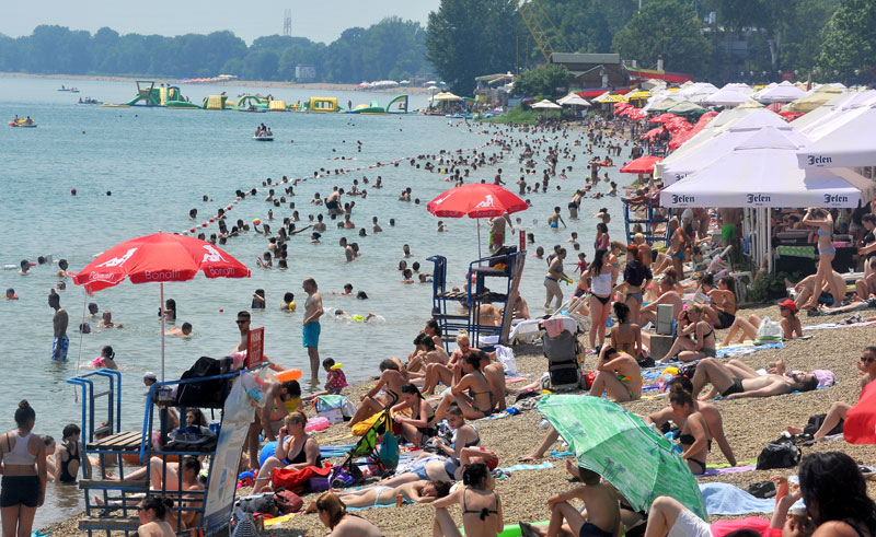 Цео дан се сунчала на Ади, колабирала, па пала на ужарени бетон: Ординације пуне пацијената због опекотина од сунца