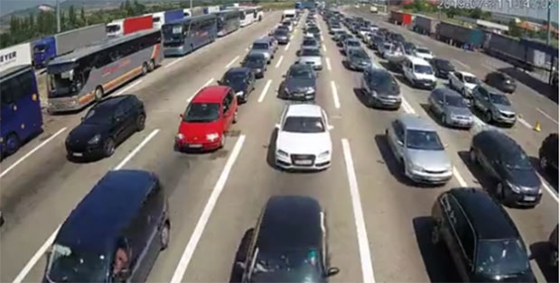 СИТУАЦИЈА НА ГРАНИЧНИМ ПРЕЛАЗИМА: Појачан саобраћај на путевима, прелазима, наплатним рампама