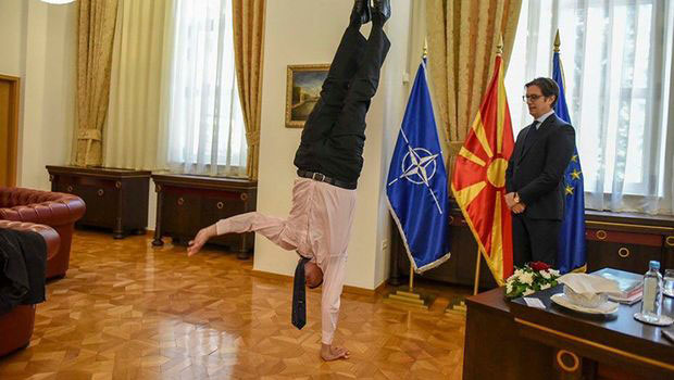 ПЕНДАРОВСКИ ШОКИРАН: Амбасадор Израела извео стој на једној руци