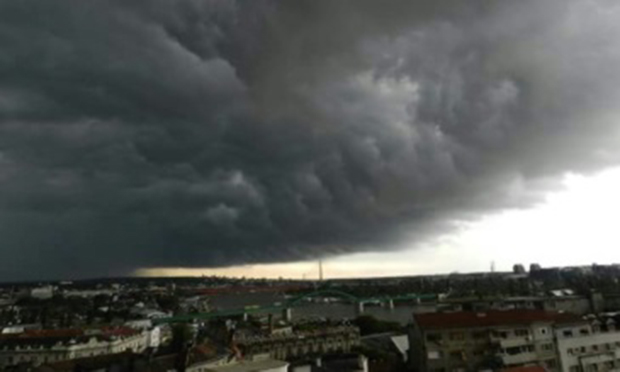 ГРМЉАВИНА И ПЉУСКОВИ СТИГЛИ У БЕОГРАД: РХМЗ издао ново упозорење, наредна два сата критично