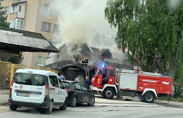 БиХ: Пожар прогутао ћевабџиницу у Травнику, горела сатима