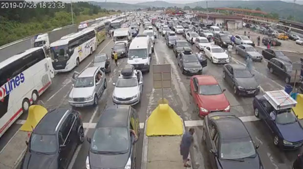 ГУЖВА НА ПУТЕВИМА И ГРАНИЧНИМ ПРЕЛАЗИМА: На Градини километарске колоне због удеса у Бугарској