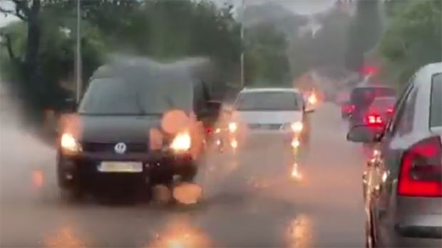 НЕВРЕМЕ У РЕГИОНУ: Црвени метеоаларм у Хрватској, ветар чупао дрвеће; Мостар и међугорје поплављени