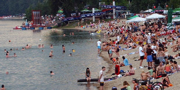 Ада Циганлија: Купаче плаши трава из језера