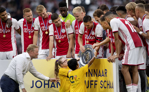 ГЛАДНИ ТРОФЕЈА: Тадић са капитенском траком Ајакса освојио Суперкуп Холандије
