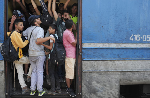 Мигрант повређен када је покушао да уђе у воз у покрету