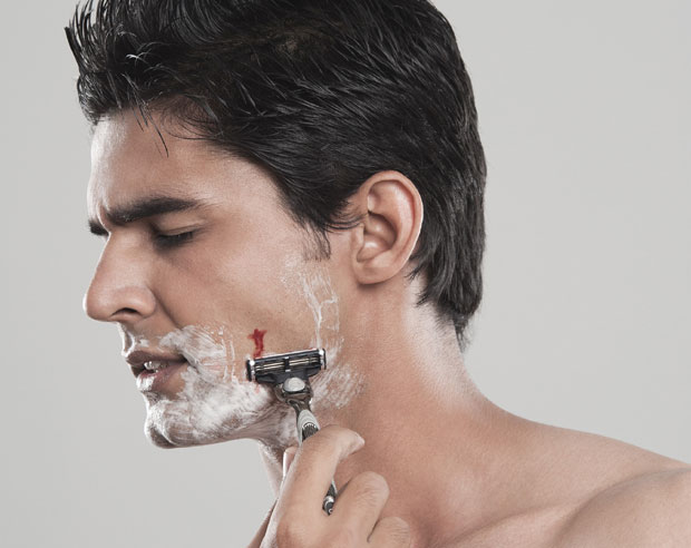 Прва помоћ после неспретног бријања