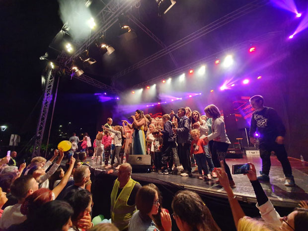 СПАКТАКЛ У НОВОЈ ВАРОШИ: Западна Србија певала са Драганом Мирковић! (ФОТО/ВИДЕО) 