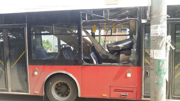 ОЧЕВИЦИ О ЕКСПЛОЗИЈИ У АУТОБУСУ: Путници су вриштали, марамицама смо им заустављали крварење