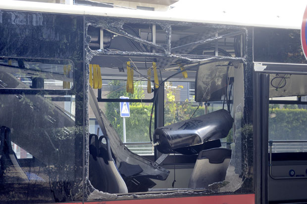 ЕКСПЛОЗИЈА У АУТОБУСУ НА ДЕДИЊУ: Пет путника лакше повређено, жена с тежим повредама главе (ФОТО)