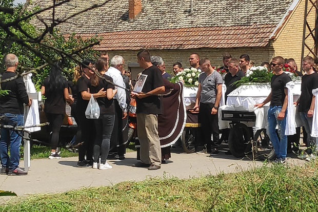 СВЕ ЈЕ СТАЛО У СРПСКОМ ИТЕБЕЈУ: Цело село у сузама испратило погинуле другове (ФОТО)