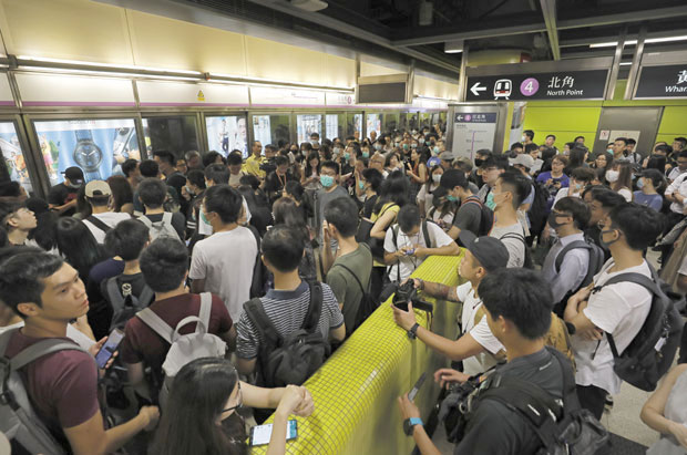 Демонстранти блокирали метро у Хонгконгу (ФОТО)