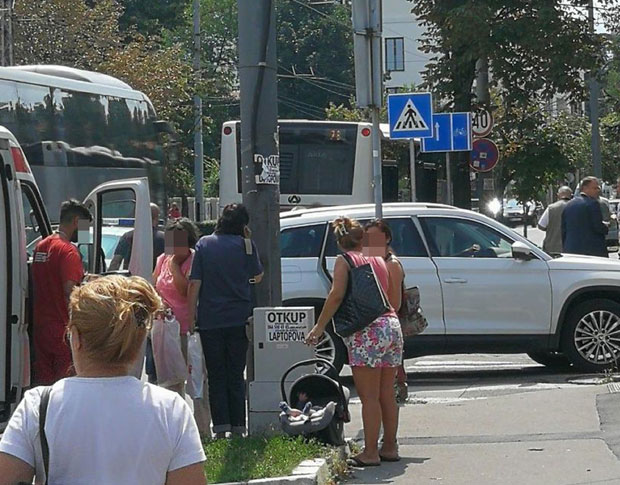 МАЈКА ДВОМЕСЕЧНЕ БЕБЕ У ШОКУ: У аутобусу седеле до места експлозије, сада се плаши за слух детета (ВИДЕО)