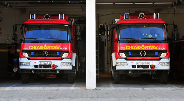 Ватрогасац добио казну за паркирање док је био на гашењу пожара (ФОТО)