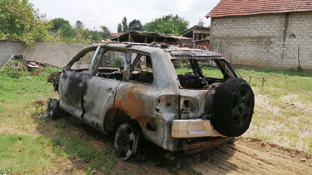 Врање: Изгорео “туарег” у дворишту породичне куће