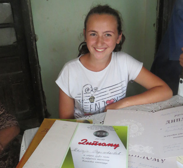 Марија дању надничи, па уз свећу учи да буде лекар