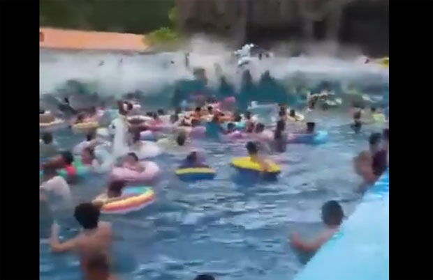 Базенски цунами повредио 44 људи (ВИДЕО)