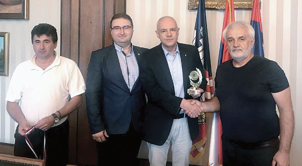 Породицама избеглих више станова