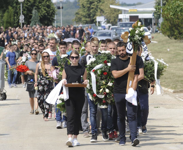 СУЗЕ И БОЛ НА ОРЛОВАЧИ: Пријатељи и породица опраштају се од тв новинара, по његовој жељи испраћај уз песму Дина Мерлина Птица бијела (ФОТО /ВИДЕО)