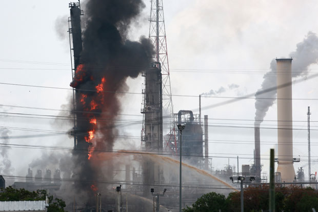 Велики пожар у рафинерији компаније Ексон у Тексасу (ВИДЕО)