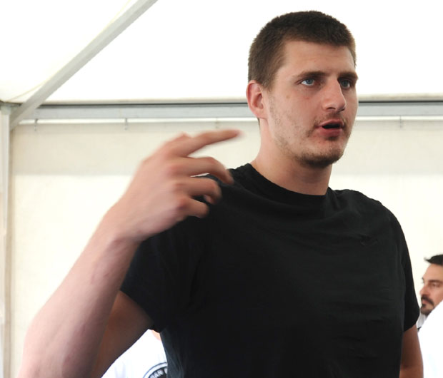 ПОГОДИЛА ГА ПЕСМА: Никола Јокић го до појаса играо у кафани уз Драгану Мирковић (ВИДЕО)