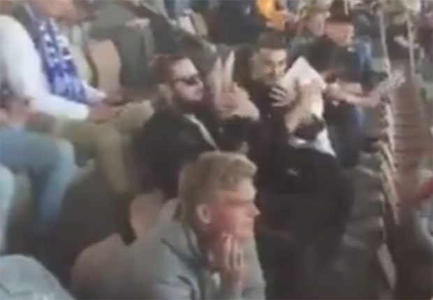 ПРОВОКАЦИЈА АЛБАНСКИХ НАВИЈАЧА У ХЕЛСИНКИЈУ: Двоглави орао и заставе тзв. Косова (ВИДЕО)