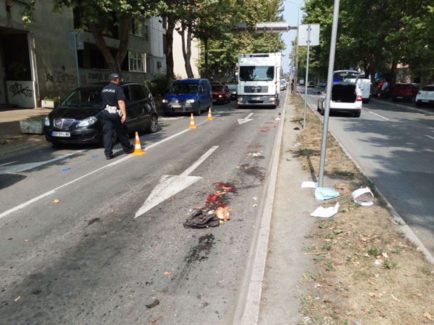 НЕСРЕЋА У ЦЕНТРУ КРАЉЕВА: Старица подлетела под камион и погинула (ФОТО)