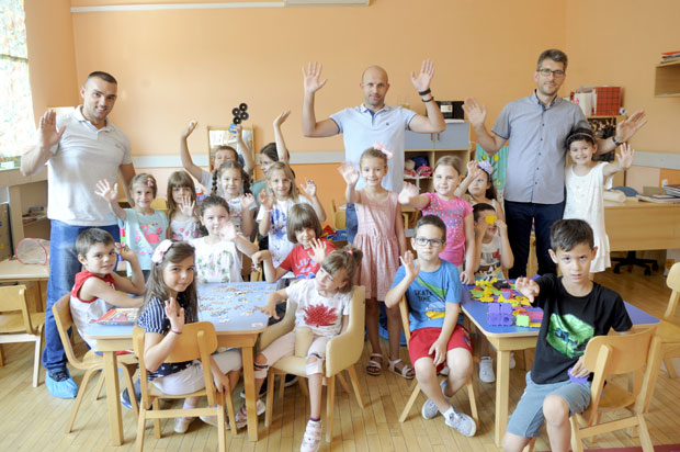 Загрљај већи од сваке плате