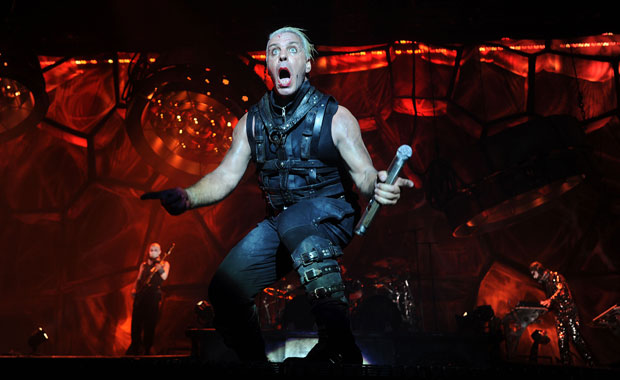 Гитаристи Рамштајна се пољубили на концерту у Москви уз поруку Русији (ФОТО)